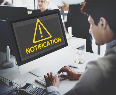 Bilgisayarda çalışan iş adamı