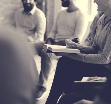 İnsanlar toplantı masasında