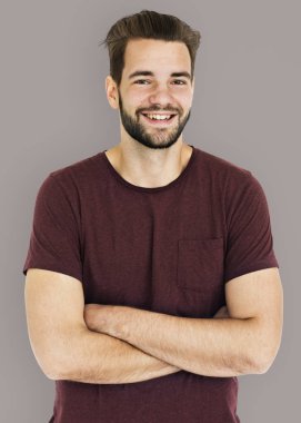 gülümseyen çapraz kollu yakışıklı adam