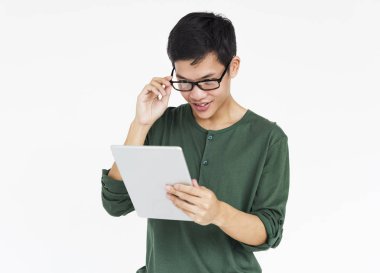 Dijital tablet kullanan adam