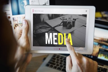 Dijital tablet kullanan adam