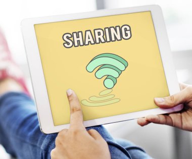 Dijital tablo kullanan kişi