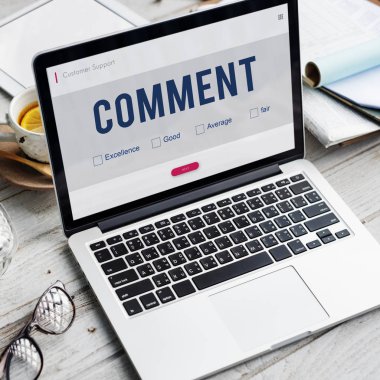 dizüstü bilgisayarda ofis çalışma masası