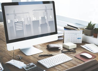 Bilgisayarda ofis çalışma masası