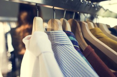 Moda mağaza giysileri ile