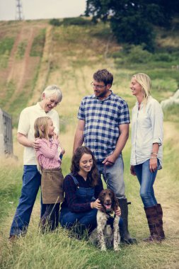 Aile ile köpek yürüyüş  