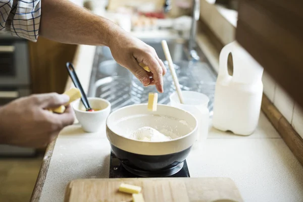 Homme Mélange de beurre pour pâtisserie — Photo