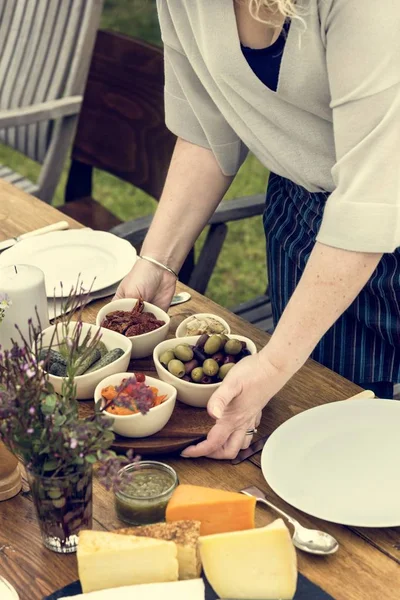 Mulher preparando mesa para o jantar — Fotografia de Stock