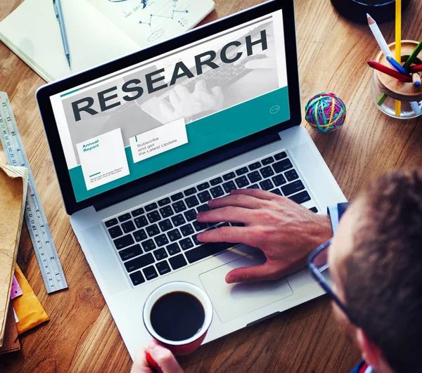 İş adamı dizüstü bilgisayar kullanıyor