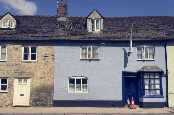 Belles maisons de ville en brique et rue — Photo