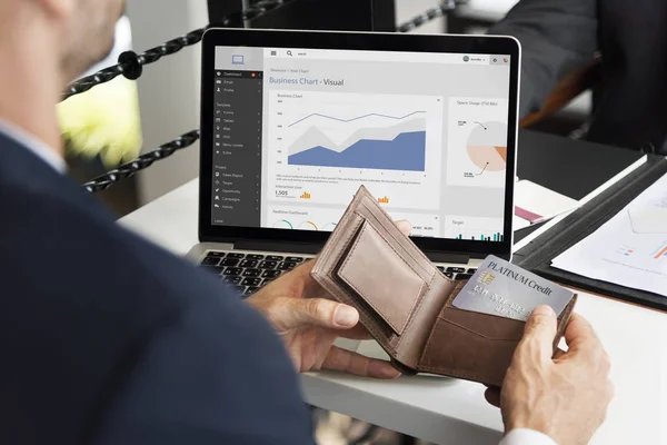 Hombre de negocios tomando tarjeta de crédito — Foto de Stock