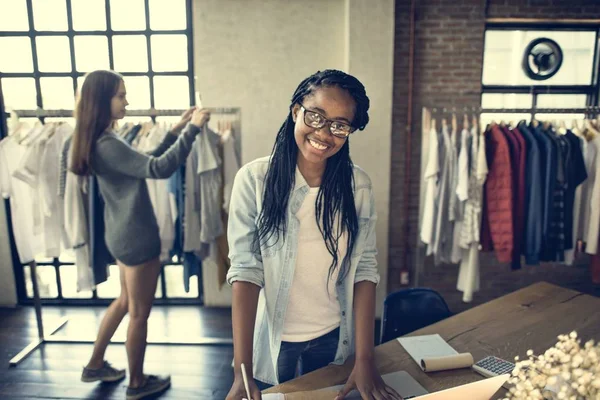 Donna che lavora nel negozio di moda — Foto Stock