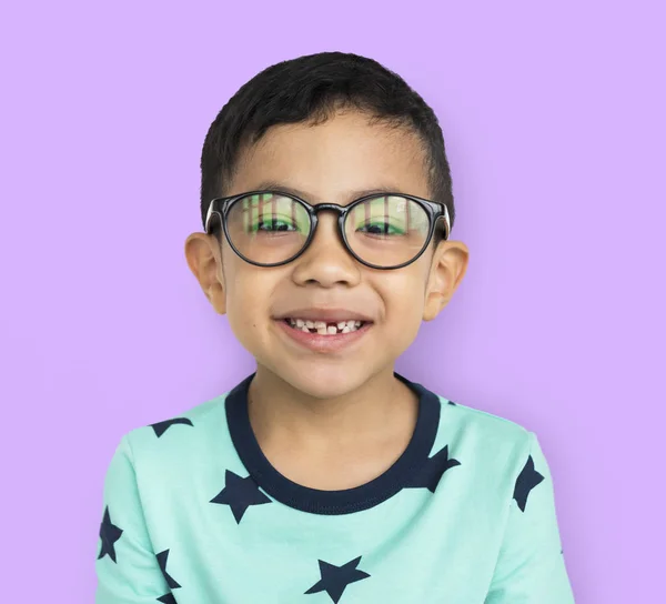 Αγόρι ποζάρει με glasse — Φωτογραφία Αρχείου