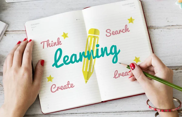 Günlüğe notlar yazan kadın