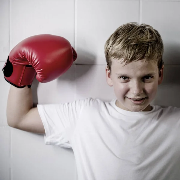 Jongen permanent in box handschoenen — Stockfoto