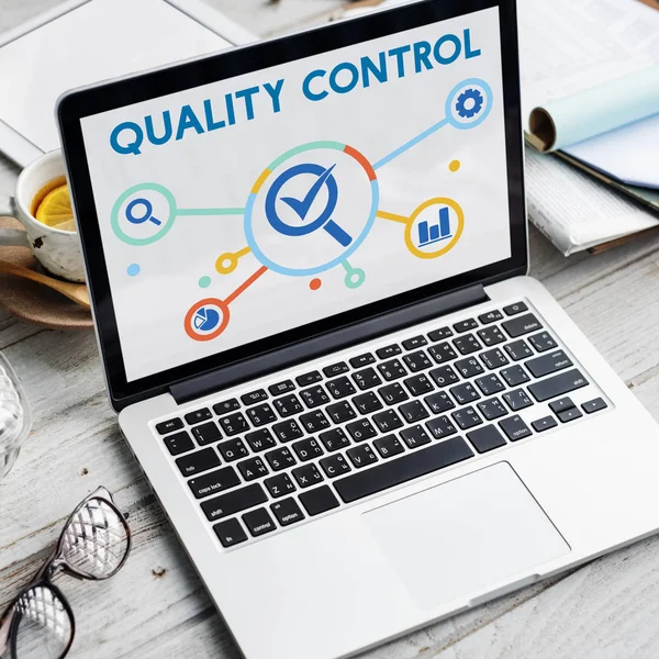 dizüstü bilgisayarda ofis çalışma masası