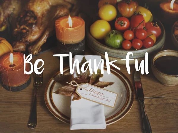 Tablo lezzetli yiyecek ve mumlar eşliğinde