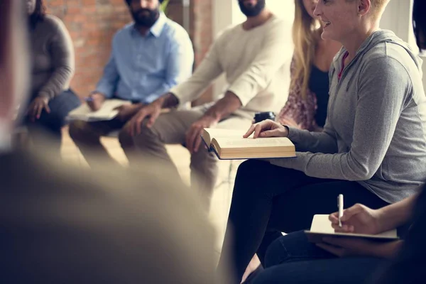 Personen bei der Sitzung im Amt — Stockfoto