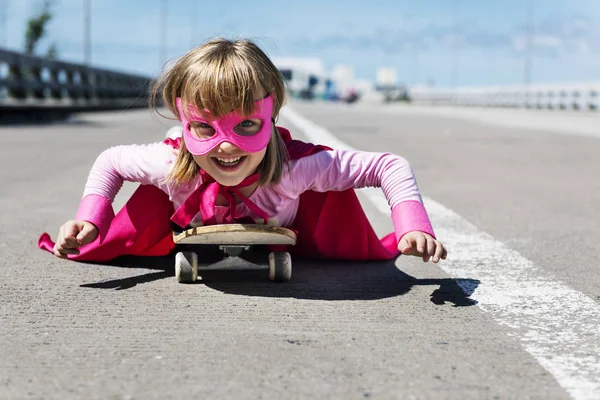 Pequeña niña montando monopatín — Foto de Stock