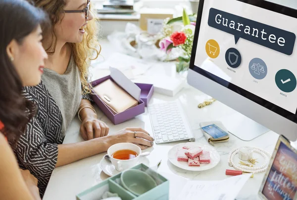 Donne che lavorano insieme — Foto Stock