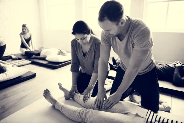 İnsanlar masaj yapmak eğitim