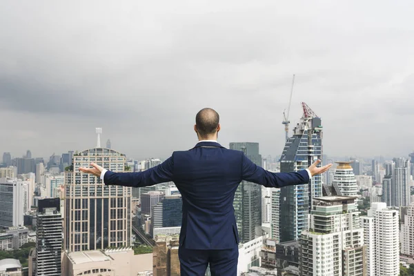 Persona d'affari in piedi sul tetto — Foto Stock