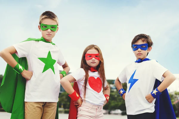 Kostümlü çocuklar süper kahramanlar. — Stok fotoğraf