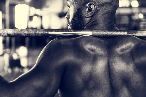 Man tränar på gym — Stockfoto