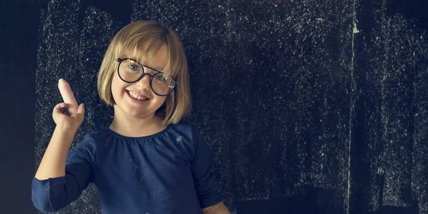 Küçük Kız bardaklarda