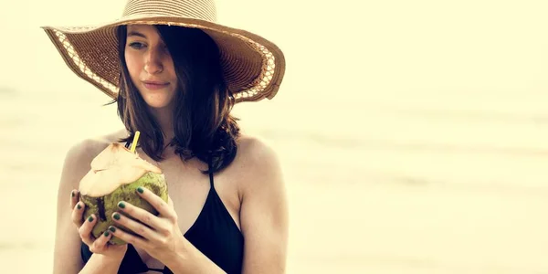 Dívka pití kokosový koktejl — Stock fotografie