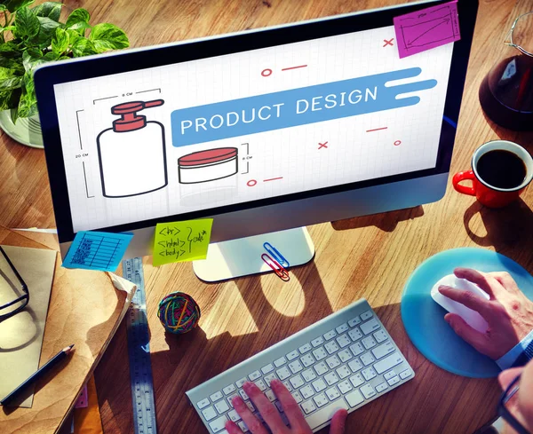 İşyeri masada bilgisayar kullanan adam