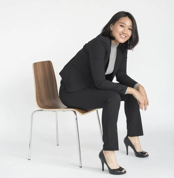 Frau sitzt auf Stuhl — Stockfoto