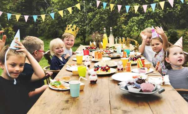 Niños celebrando cumpleaños — Foto de Stock