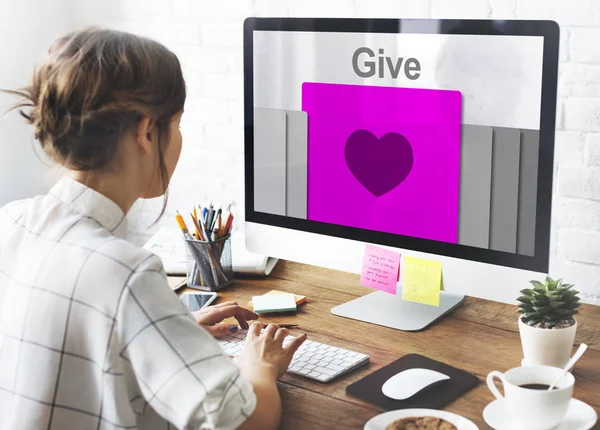 Bilgisayarda Çalışan Kadın 