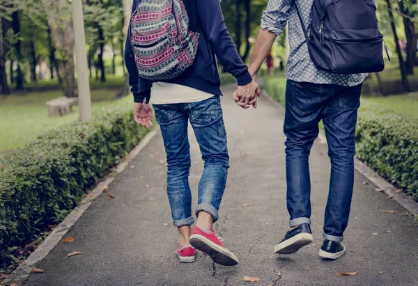 Gay coppia tenendosi per mano — Foto Stock