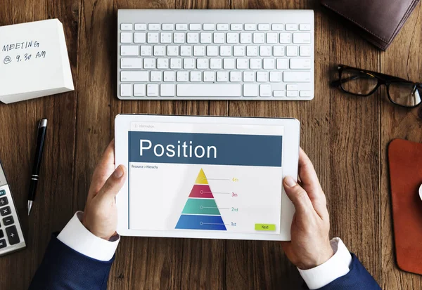 iş kişi dijital tablet kullanma