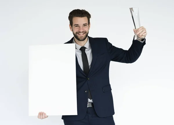 Homem com cartão em branco e prêmio — Fotografia de Stock