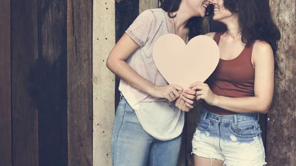 Lesbiskt par kyssas — Stockfoto