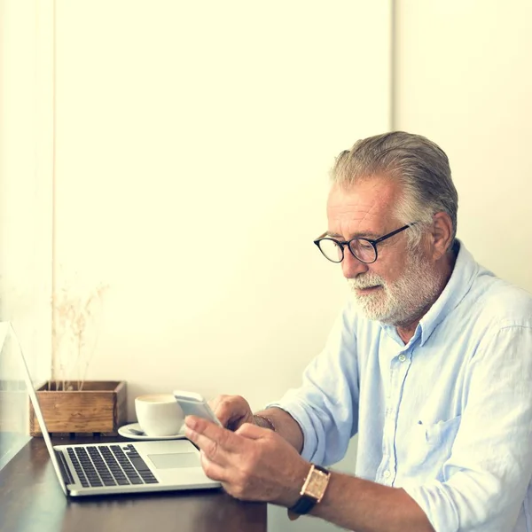 Man met smartphone — Stockfoto