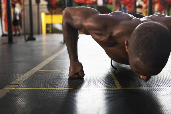 Şınav çeken adam.