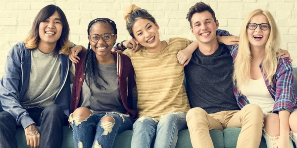 Estudiantes abrazándose juntos — Foto de Stock