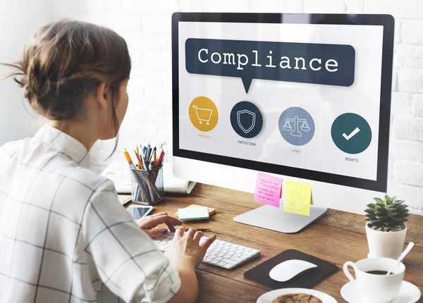 Woman working on computer — Stock Photo, Image