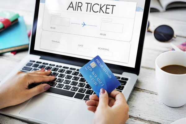 Dizüstü bilgisayarda yazan kadın klavyesi