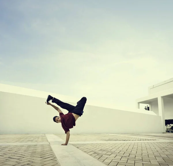Tipo a dançar breakdance — Fotografia de Stock
