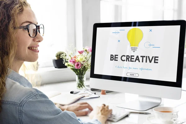 Bilgisayarda Çalışan Kadın