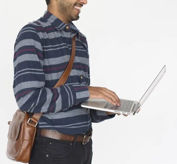 Indyjski człowiek korzysta z laptopa — Zdjęcie stockowe