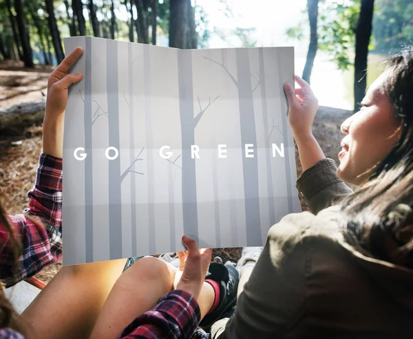 Harita tutarak kızlar