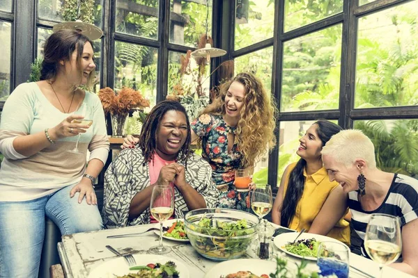 Donne che cenano — Foto Stock