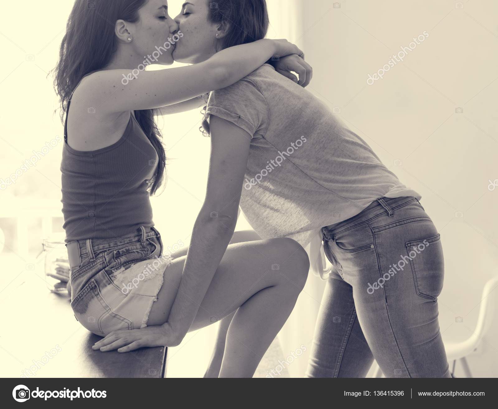 Kissing Lesbian Pics