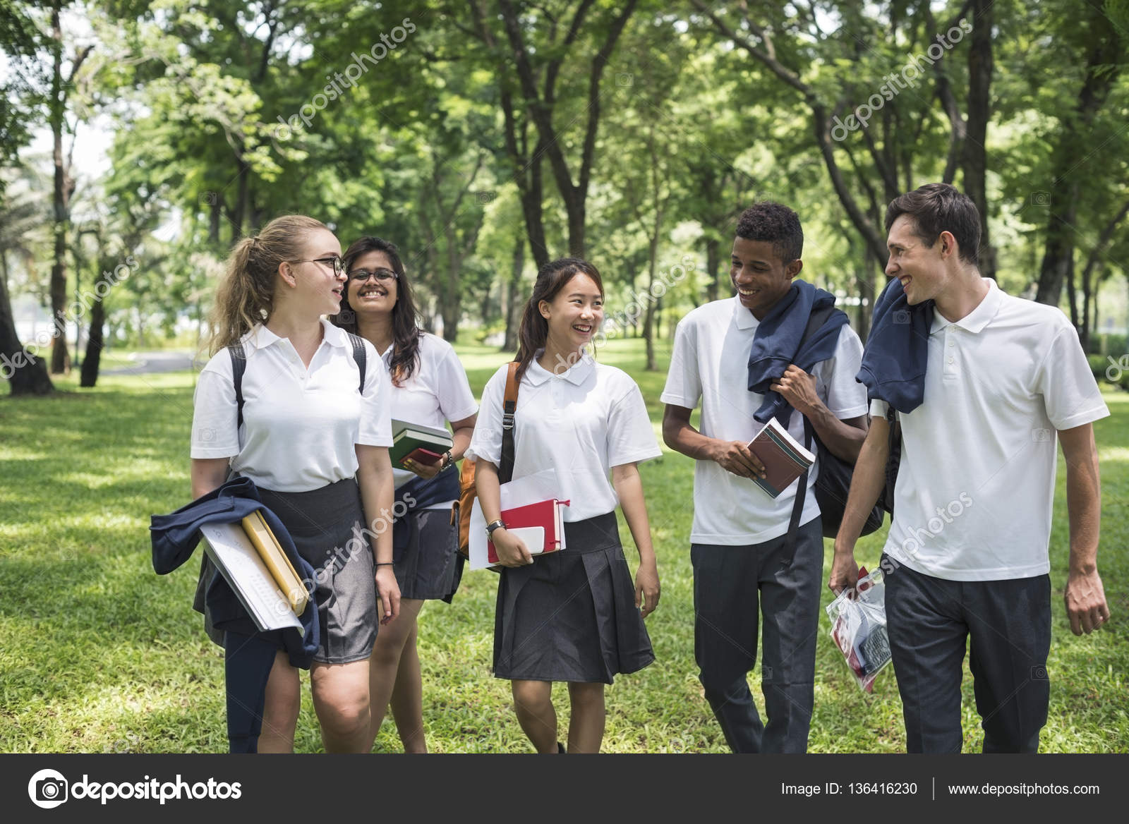 студенческие друзья золотые. Our friends are students. успешный студент. Middle aged high school teacher helping a student. группа студентов.
